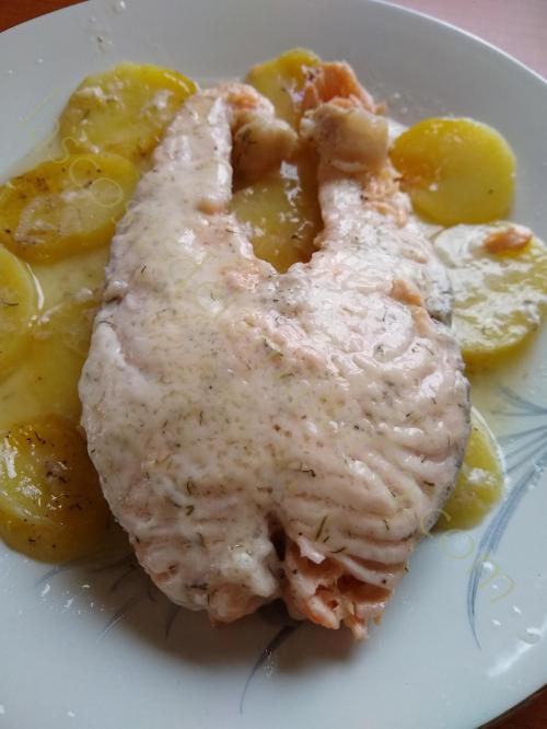 Salmon al horno sobre patatas Salmon al horno sobre patatas